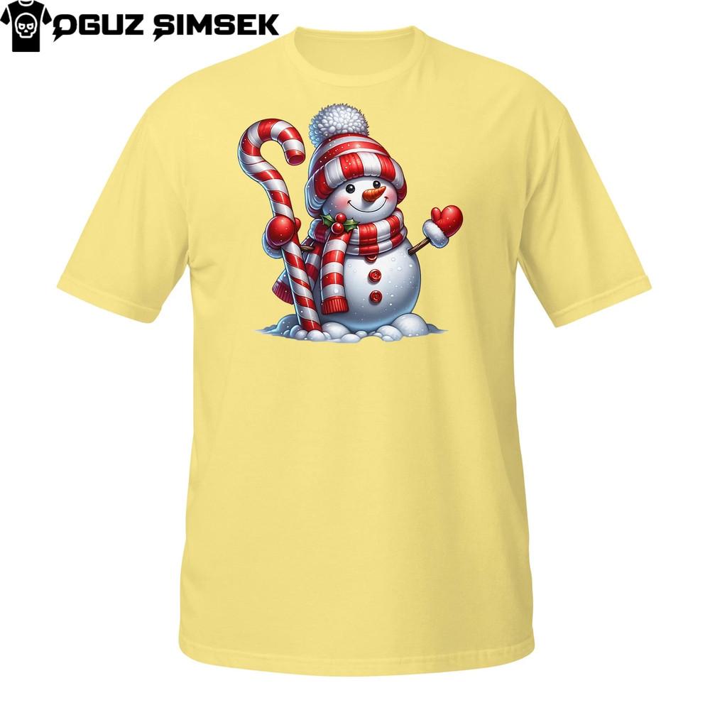 

Праздничная футболка со снеговиком – красный шарф, леденец и уютный зимний дизайн 4XL