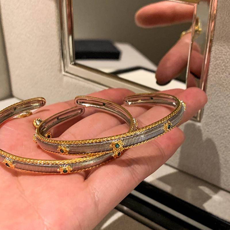 Elegant Emerald Zircon Retro Bracelet: Exquisite Light Luxury for Women