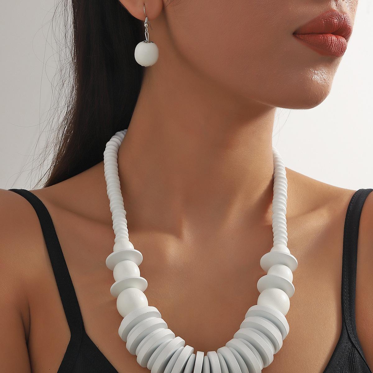 

Модные украшения для женщин белый