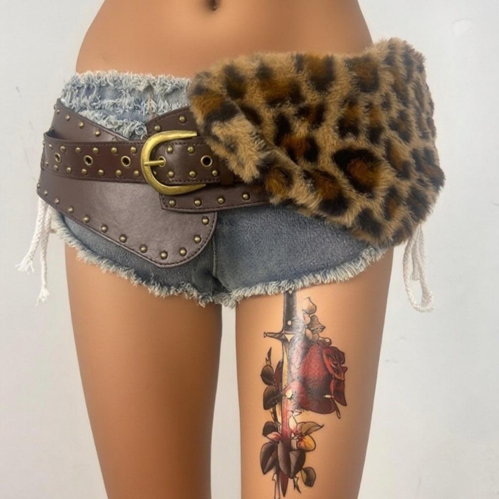 The New Leopard-print Plush Mute Rivet Punk Street Belt Waistband Features A Millennial Hot Girl From Europe and America