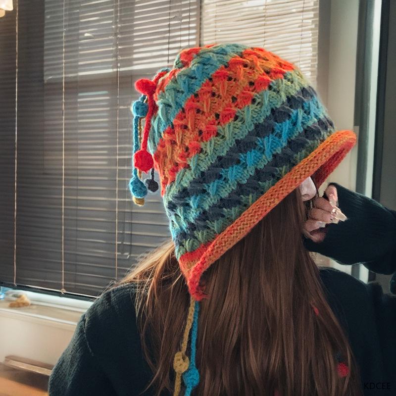 1 Stück Handgefertigte Häkelmütze aus buntem Garn für Damen Winter Gestrickte Beanie-Mütze mit Ohrenklappen, Quaste und Bommel