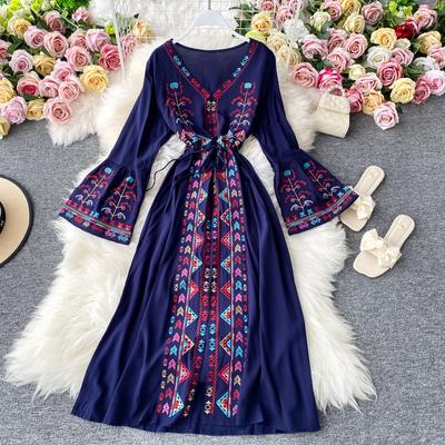 Nuevo Vestido de Moda Mujer Cuello en V Color Contraste Diseño Bordado Mangas Acampanadas Línea A Largo Vestidos Femeninos