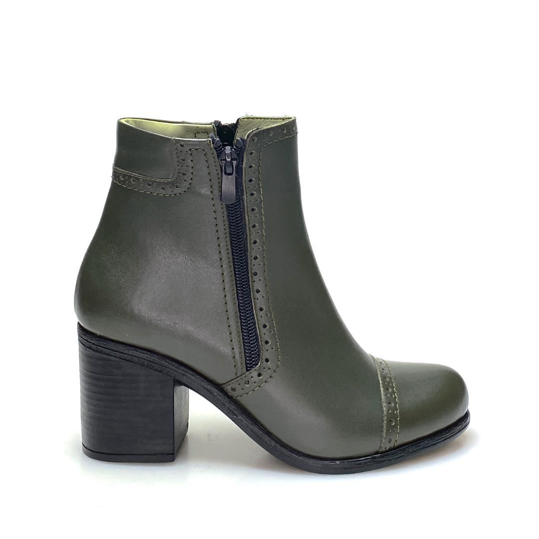 

Женские сапоги из натуральной кожи на высоком каблуке