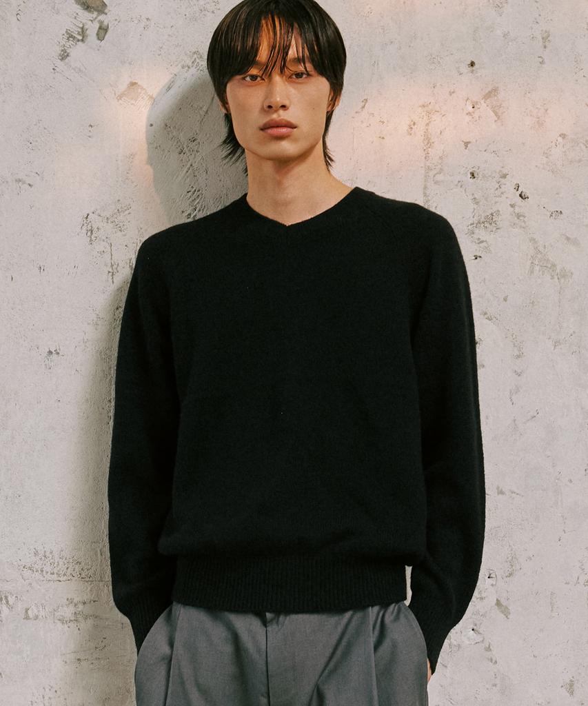 KNITTED Shaggy Dog 100% Wool V-Neck Knit Black