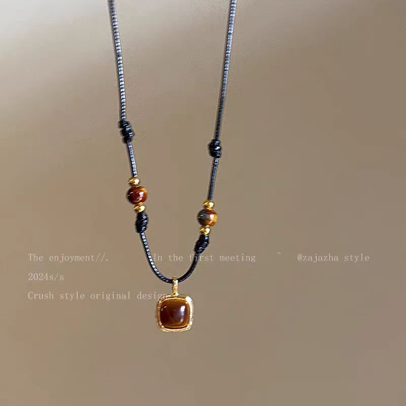 Tiger'S Eye Stone Pendant, Leather Rope Necklace, Women'S Medieval Light Luxury, High-End Decorative Sweater Chain, Retro Versatile Accessories