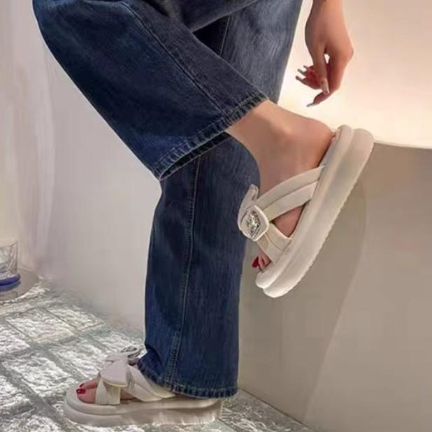 Hausschuhe für Damen Sommer Outdoor-Bekleidung, 2025 Neuer Feenstil Schmetterlingsschleife Heller Diamant Dicksohlige Strandschuhe, Gerader Slipper Trendy