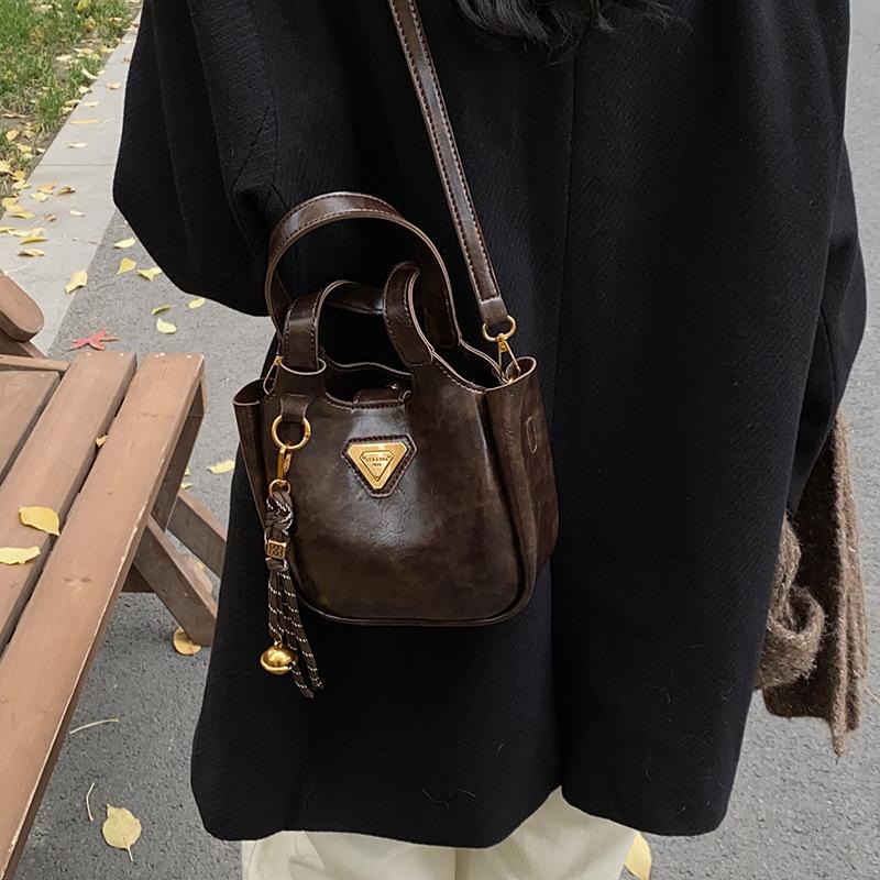 Retro trend shoulder bag 2025 new women's bag messenger bag solid color bucket bag underarm bag portable