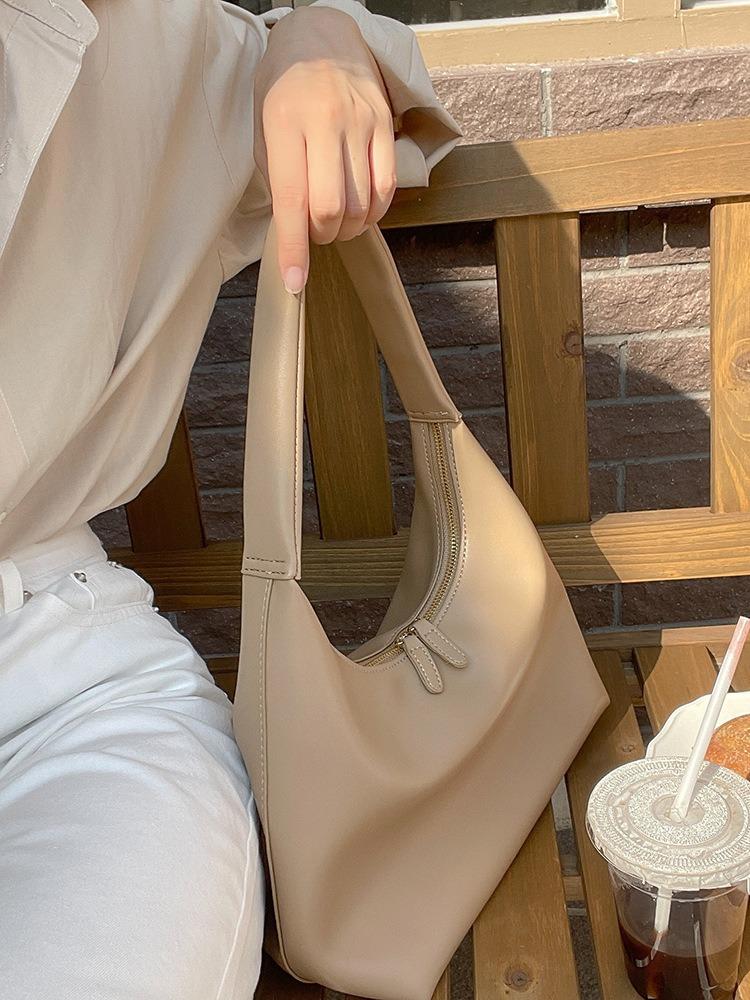 Soft pitot bag women 2025 retro simple fashion shoulder dumpling bag niche design large capacity