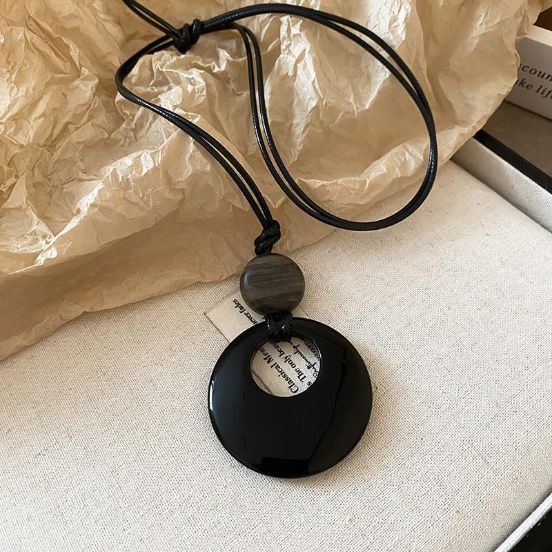 New Chinese leather pendant, fringed necklace, female ethnic style, niche retro sweater chain, fashion and high-end item jewelry.
