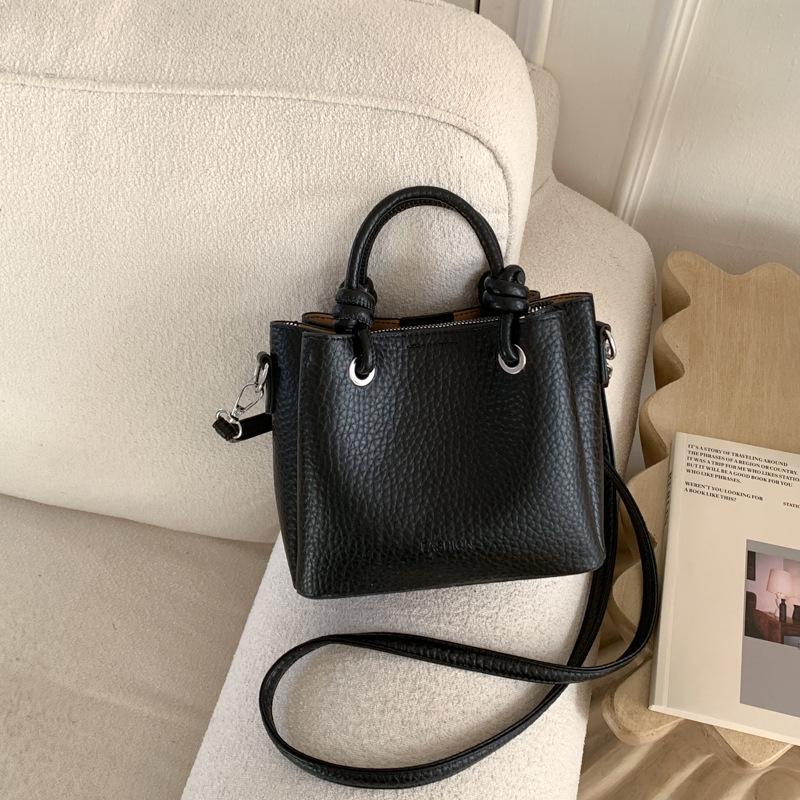 

Litchi-patterned Water Bucket Bag - A Fashionable and Niche Casual Single-shoulder Crossbody Bag without pendant чорний