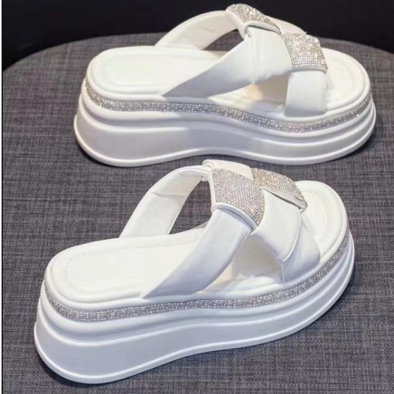 Pantoufles à talons inclinés pour femmes 2024 Nouveaux vêtements d'été à la mode Pantoufles à talons hauts à semelle épaisse polyvalentes et à strass rehaussés