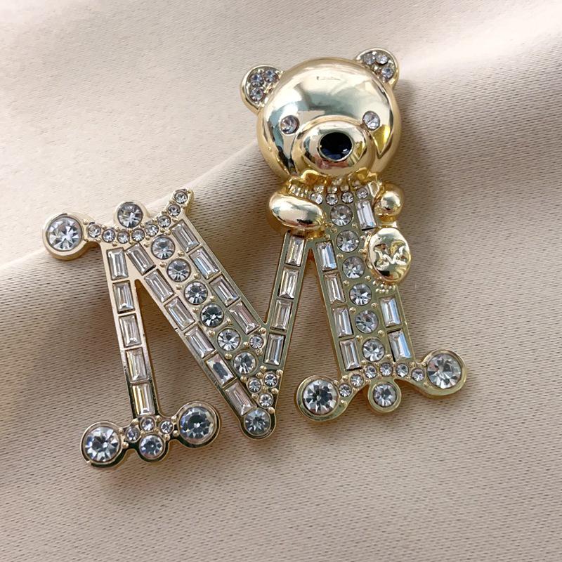 Spilla Orsetto di Peluche con Lettera M e Cristalli - Elegante Design Europeo e Americano per Abiti e Cappotti da Donna