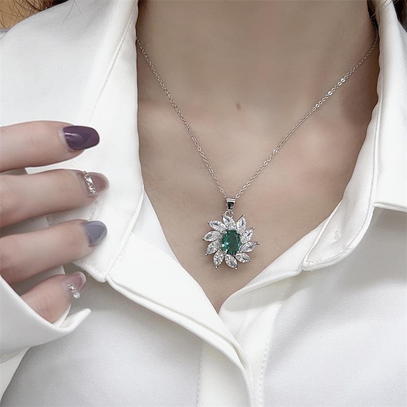 Emerald Green Retro Chic Jewelry Set: Necklace, Earrings & Ring - Women s Luxury Versatile Collection.