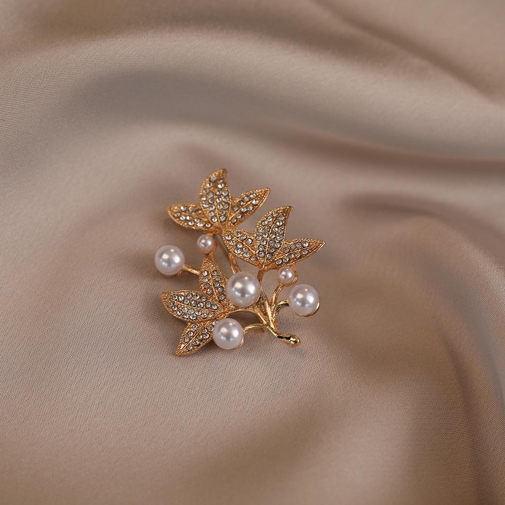 Pearl Leaf Rhinestone Anti-glare Clasp Brooch High-end Light Luxury Pin Coat Sweater Corsage