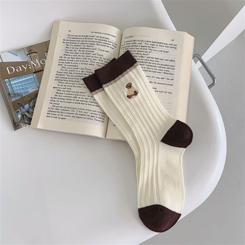 Doppelnadel Retro Gestreifte Mid-Calf Socken mit Niedlichem Bär-Design für Damen