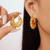 Boucles d'oreilles géométriques irrégulières en forme de fleur creuse européennes, design rétro tendance, acier titane plaqué or 18 carats.