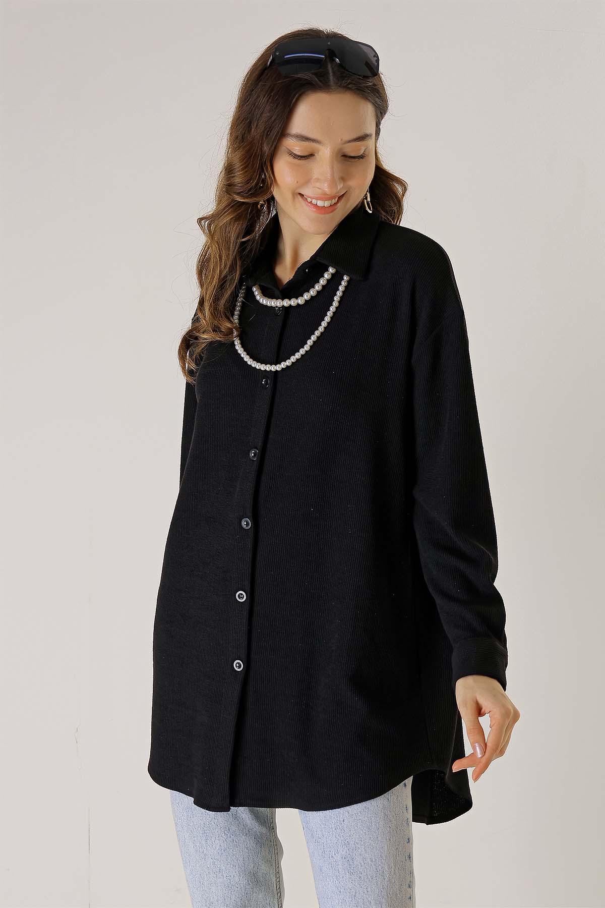 

Вязаная блузка-туника на пуговицах спереди с жемчужным ожерельем