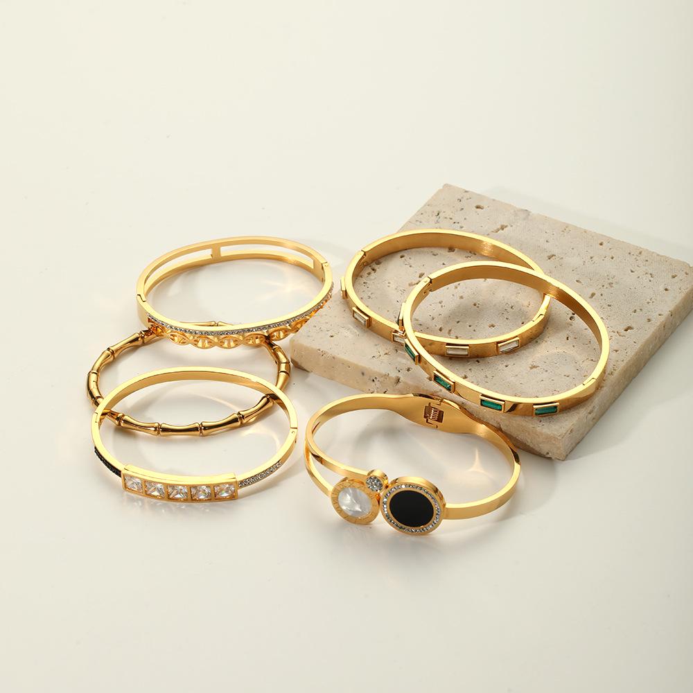 Bracelet Baroque Rétro en Or 18K et Perle d'Eau Douce - Style Européen et Américain Élégant en Acier Titane de Luxe Léger