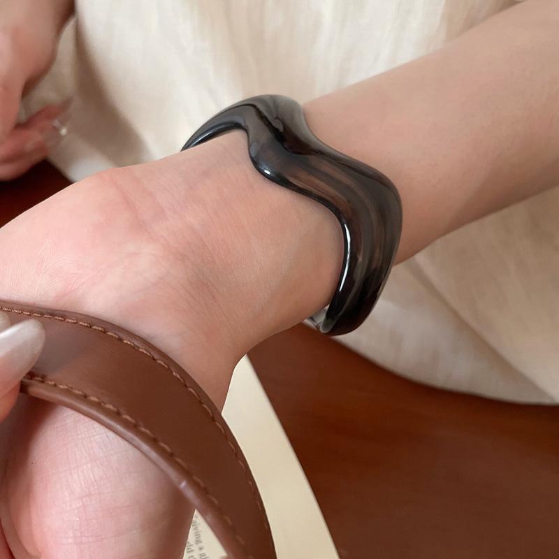 Европейско-американский омбре акриловый глянцевый браслет: Роскошная бижутерия высокого класса, с преувеличенным дизайном.