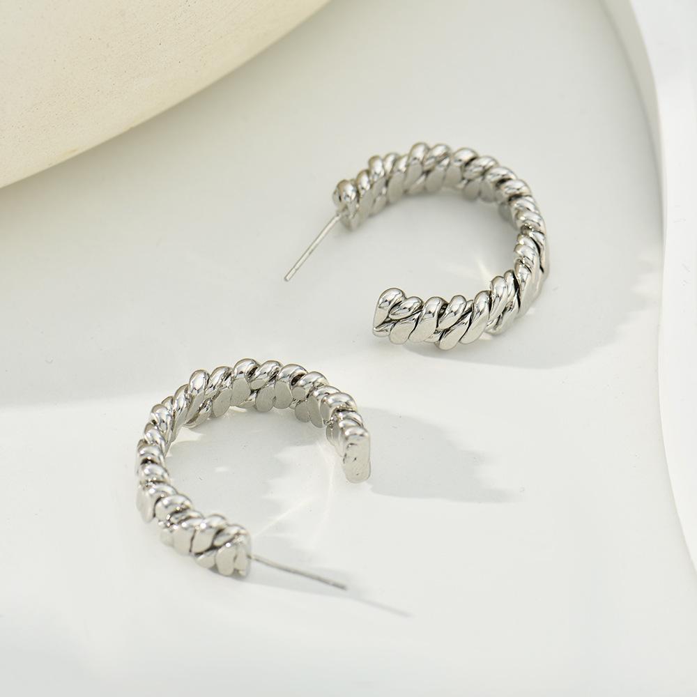 Boucles d'oreilles chic à texture tressée double C - Puces géométriques européennes et américaines, parfaites comme simple cadeau de Noël