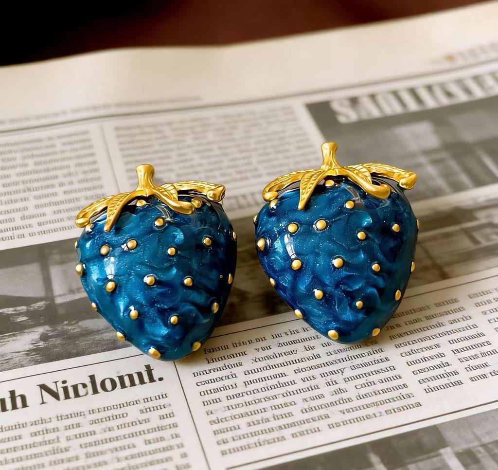 Retro Enamel Strawberry Stud Earrings - High-End Exquisite Light Luxury Style for Women, Perfect for Spring and Summer.