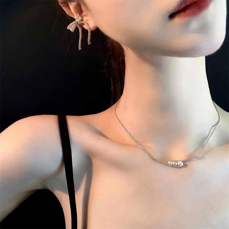 Elegant Pearl Collarbone Necklace: Chic, Slimming, and Perfect for Gifting