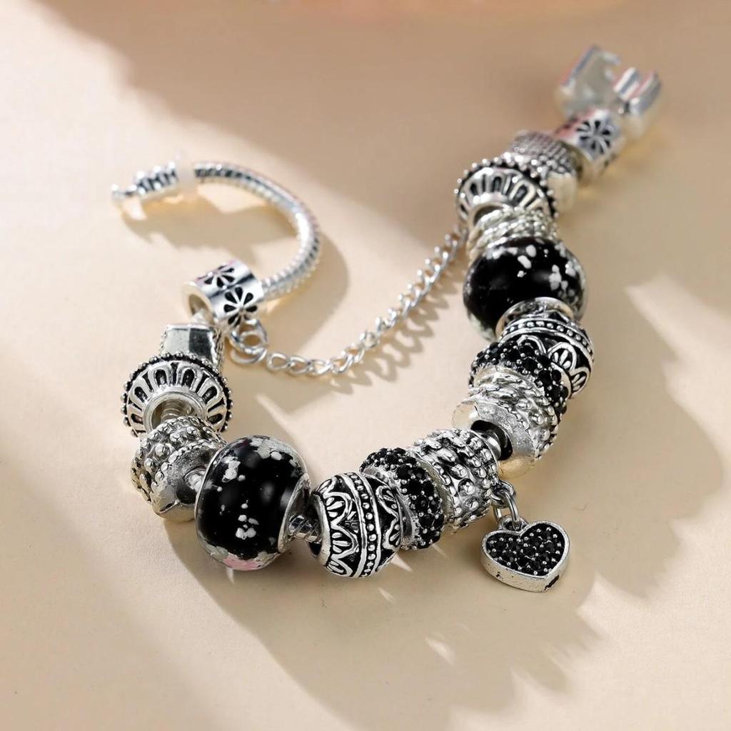 Bracciale con Ciondolo a Forma di Cuore con Strass Neri e Perline Ceramiche di Ciliegio