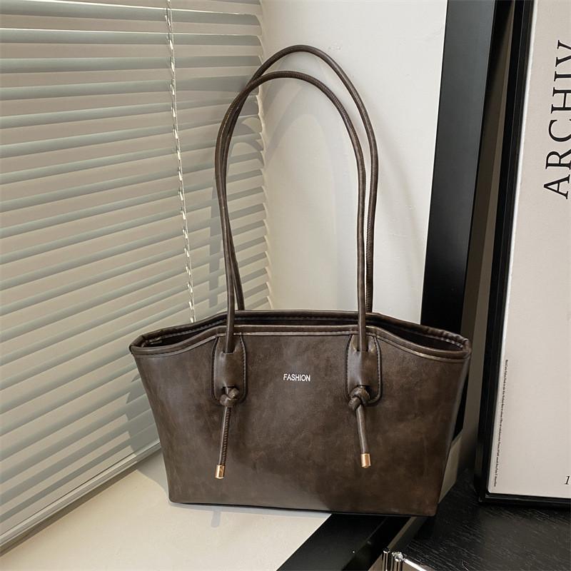 Luxurious Vintage Style Large Capacity Pu Tote Bag For Women Ideal For Commuting