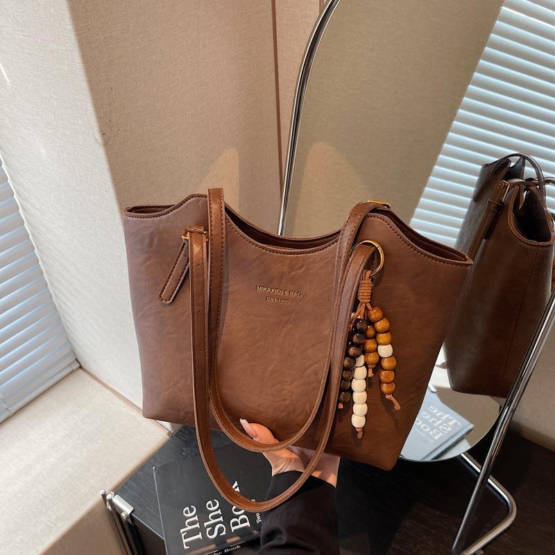 Retro bag women's large-capacity new autumn and winter versatile simple shoulder bag fashionable commuter tote bag