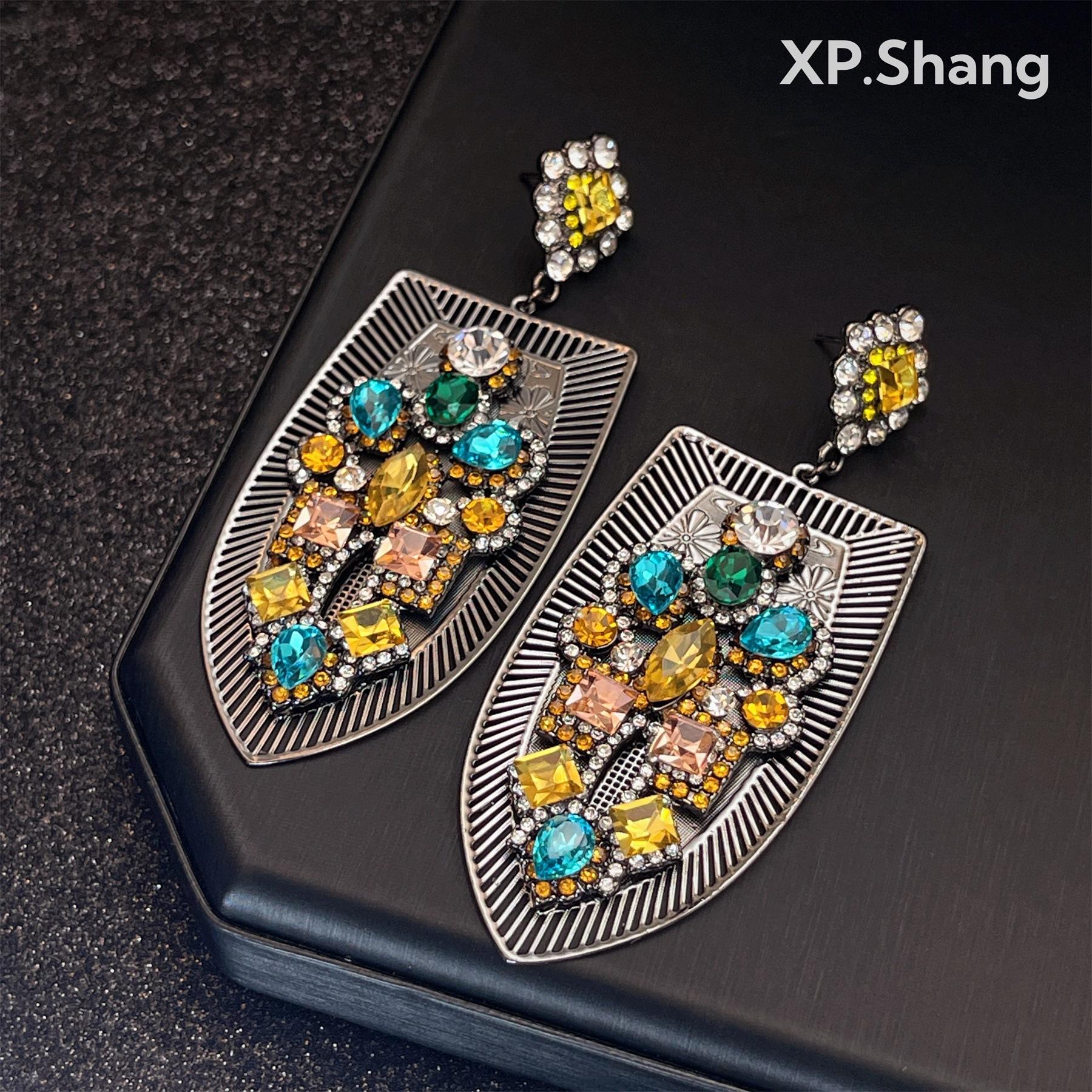 

Модные преувеличенные серьги с темпераментом и индивидуальностью