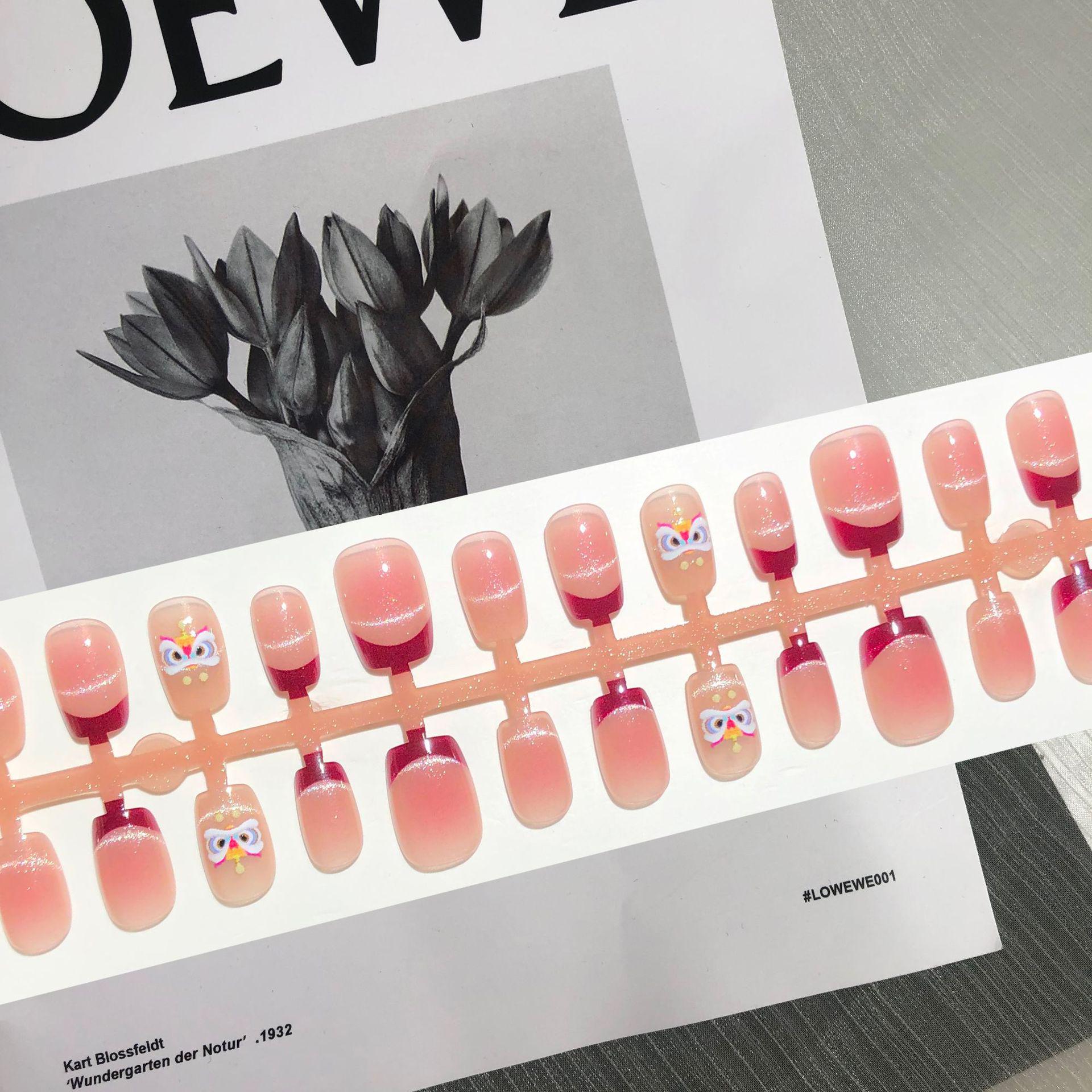 

Ногти-накладки «Кошачий глаз» с французским кончиком - Новогодний короткий маникюр