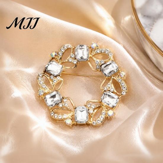 Elegant Shirt Pin Women Rhinestone Hollow Wreath Brooch, Dainty Decorative Badge Sturdy Metal Brooch Pin, Sweater Cardigan Coat Dress Jewelry