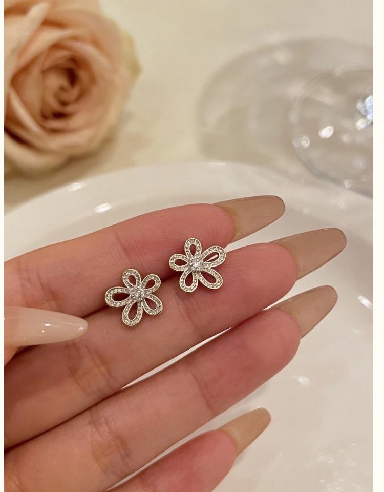 Luxury Floral Stud Earrings: Women's Three-Dimensional s925 Silver Needle, Full Diamond Accent, Versatile for Autumn & Winter Seasons