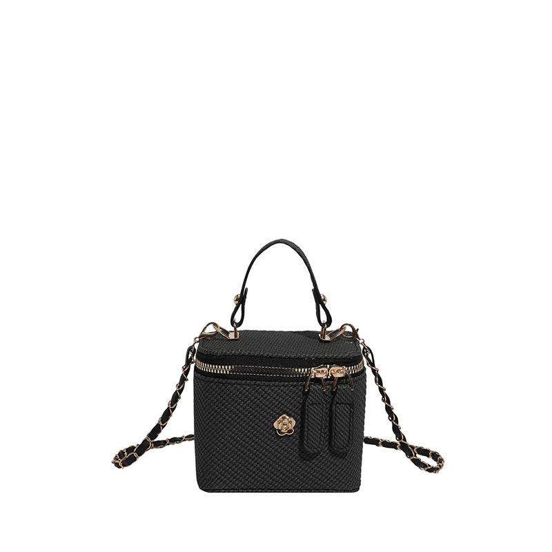 

Ретро матовая портативная маленькая квадратная сумка, новая универсальная сумка-мессенджер на одно плечо в стиле Сяосян с бриллиантовой цепочкой чёрный