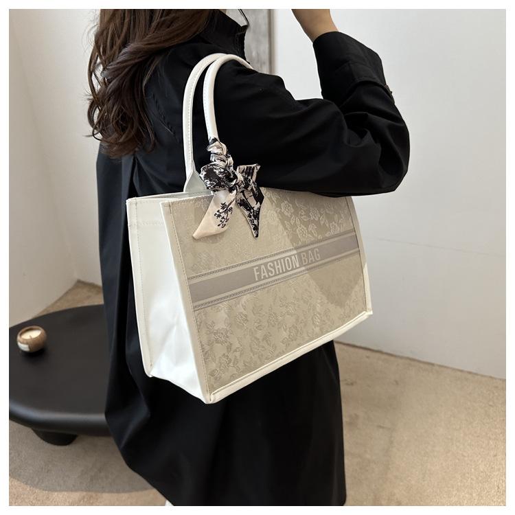 1 Stuks Grote Capaciteit Geborduurde Tote Bag Dames Hoge Kwaliteit Niche Commuter Handtas Schouder Messenger Bag Vrijetijdstas
