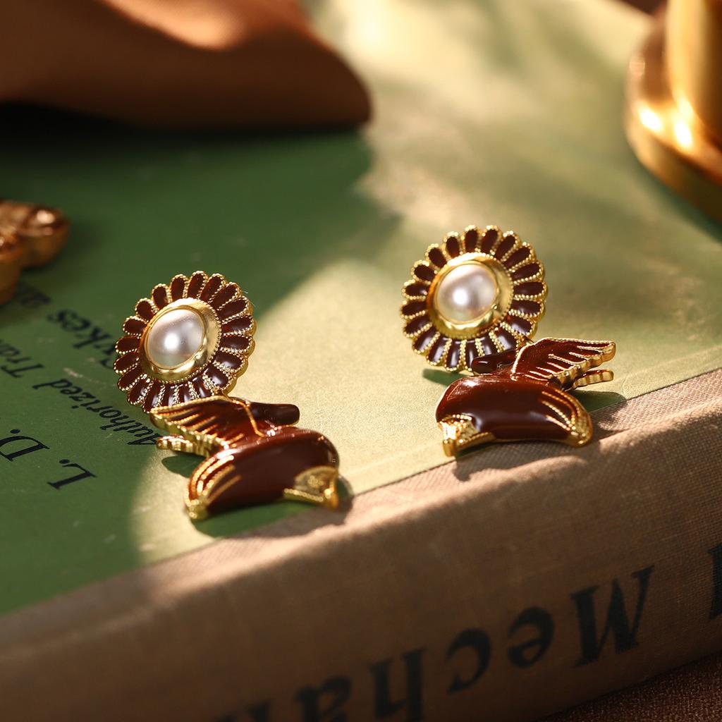 French red flower Hong Kong style earrings, silver needle high-end retro temperament earrings, pearl personalized color retention, niche earrings