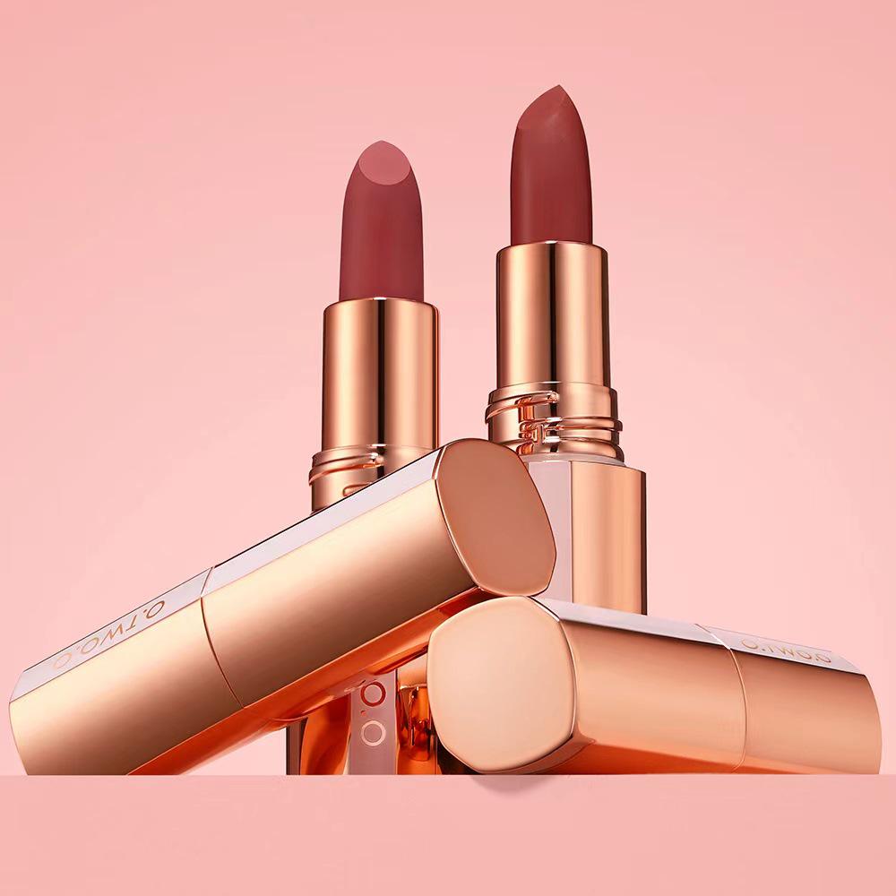 O.TWO.O Mist Kiss Langanhaltender Matter Samt-Lippenstift in Light Mist.
