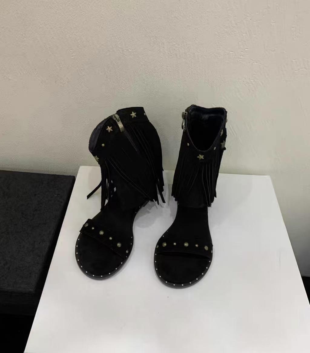 Внутренние кожаные сапоги с бахромой и римскими заклепками женские босоножки в стиле бохо с открытым носком и танкеткой 40 чёрный 4198₽