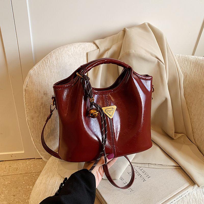 

Spring and Summer Retro Oil Wax Skin Small Bag Female 2025 New Arrival Fashion All-Match Messenger Bag Super Hot Satchel Bucket Bag Red with pendant