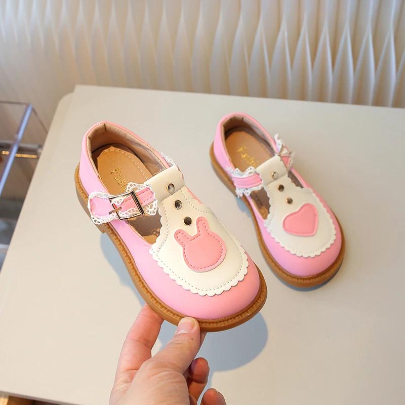 

Детские кожаные туфли для девочек с Т-образным ремешком, милые модные туфли принцессы с сердечком, мягкие милые детские туфли на плоской подошве для свадебной вечеринки 2024 года, весна-осень 24 розовый