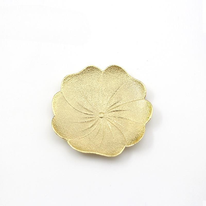 

Металлическая подставка, Роскошный креативный стиль, Золотой цвет, Тисненая работа, Подходит для изоляции, Чайный поднос, Тарелка A золотой