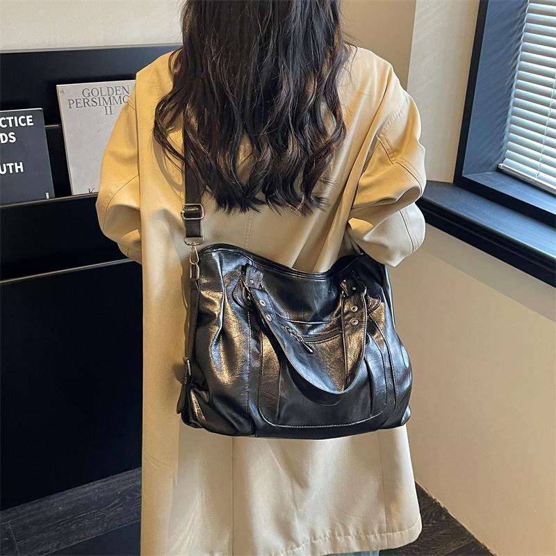 Borsa a Spalla Hobo Morbida in PU Sgualcita con Tracolla Regolabile e Borchie Metalliche Borsa a Mano Casual da Spalla per Donna