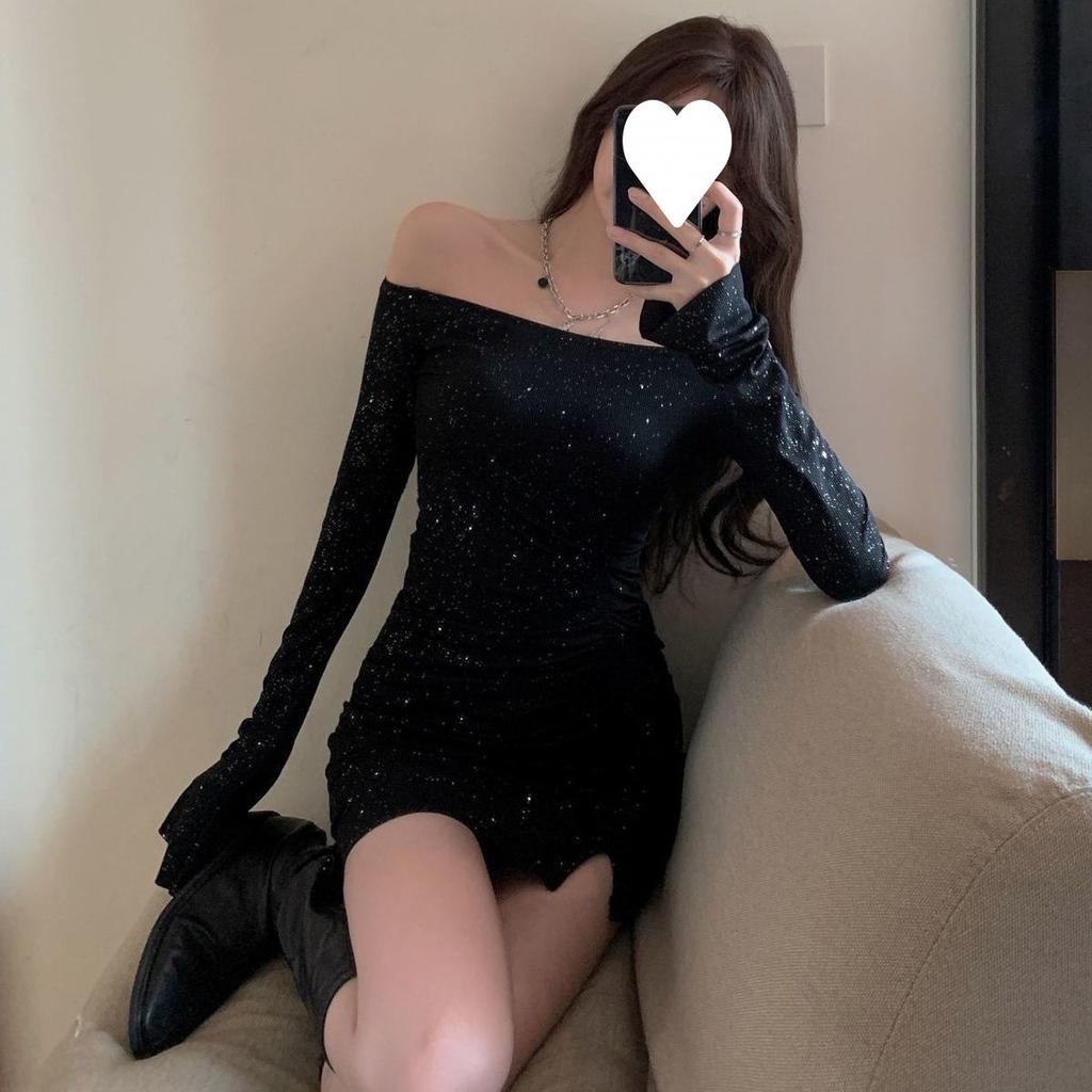 Ein-Schulter-Kleid, figurbetont für Frauen mit Strasssteinen, lange Ärmel, unregelmäßiger Hüftumschlingender kurzer Rock, Herbstneuheit schwarzer Rock