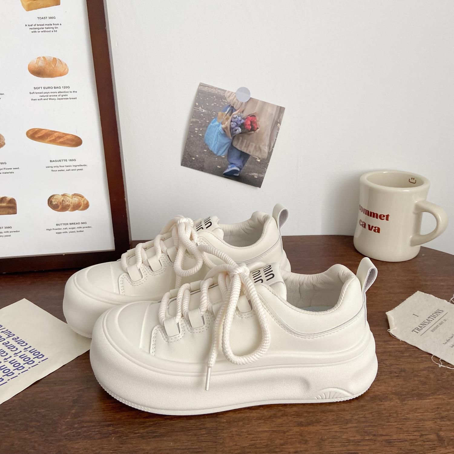 

Popular high-end versatile little white shoes niche thick baseplate shoes women s 2025 new spring and autumn super fire sports casual shoes 35