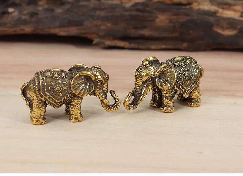 Elefante portafortuna in rame Piccoli ornamenti Elefanti benedizione in ottone Figurina in miniatura Statua di animale in bronzo antico Decorazione artigianale