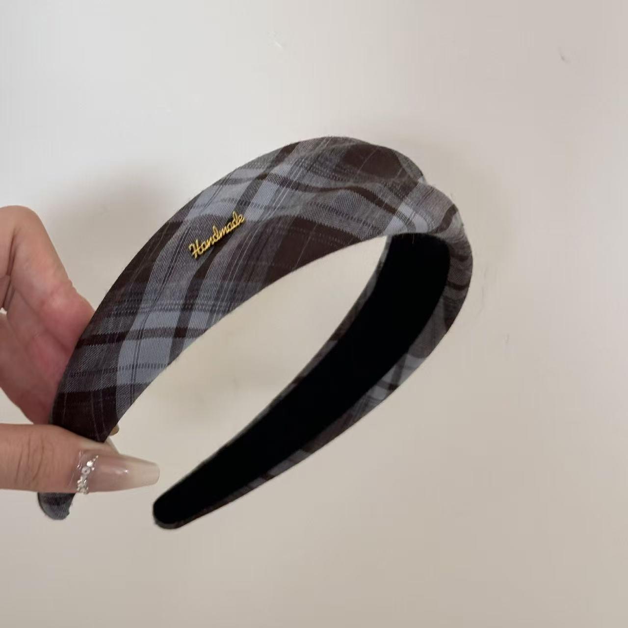 

Широкая повязка на голову из шикарной французской клетчатой текстурированной ткани для женщин - Увеличивает высоту макушки и стройнит лицо