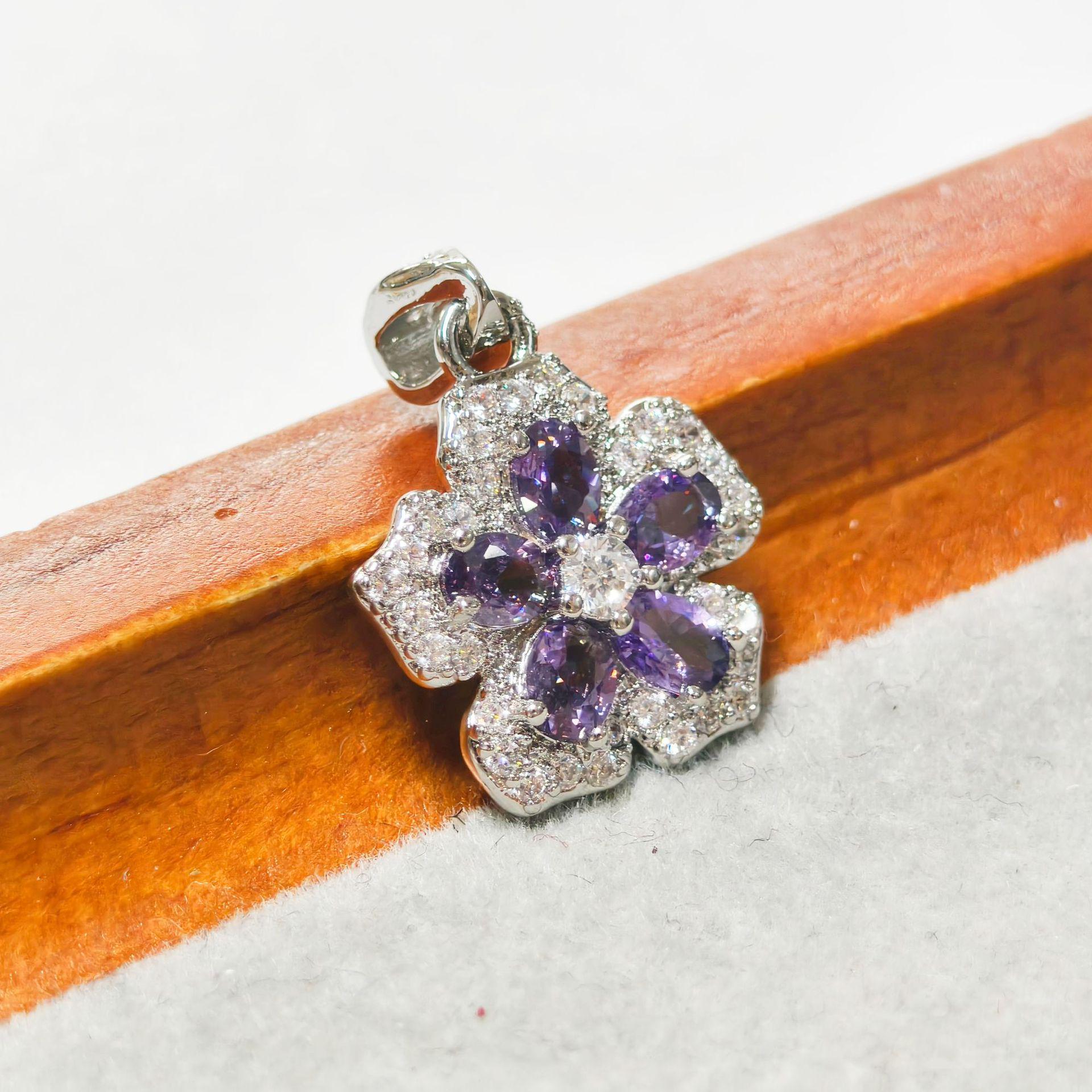 Gessen Jewelry: Retro European-American Flower Pendant with Colored Gemstones & Multi-Diamond Design for Women