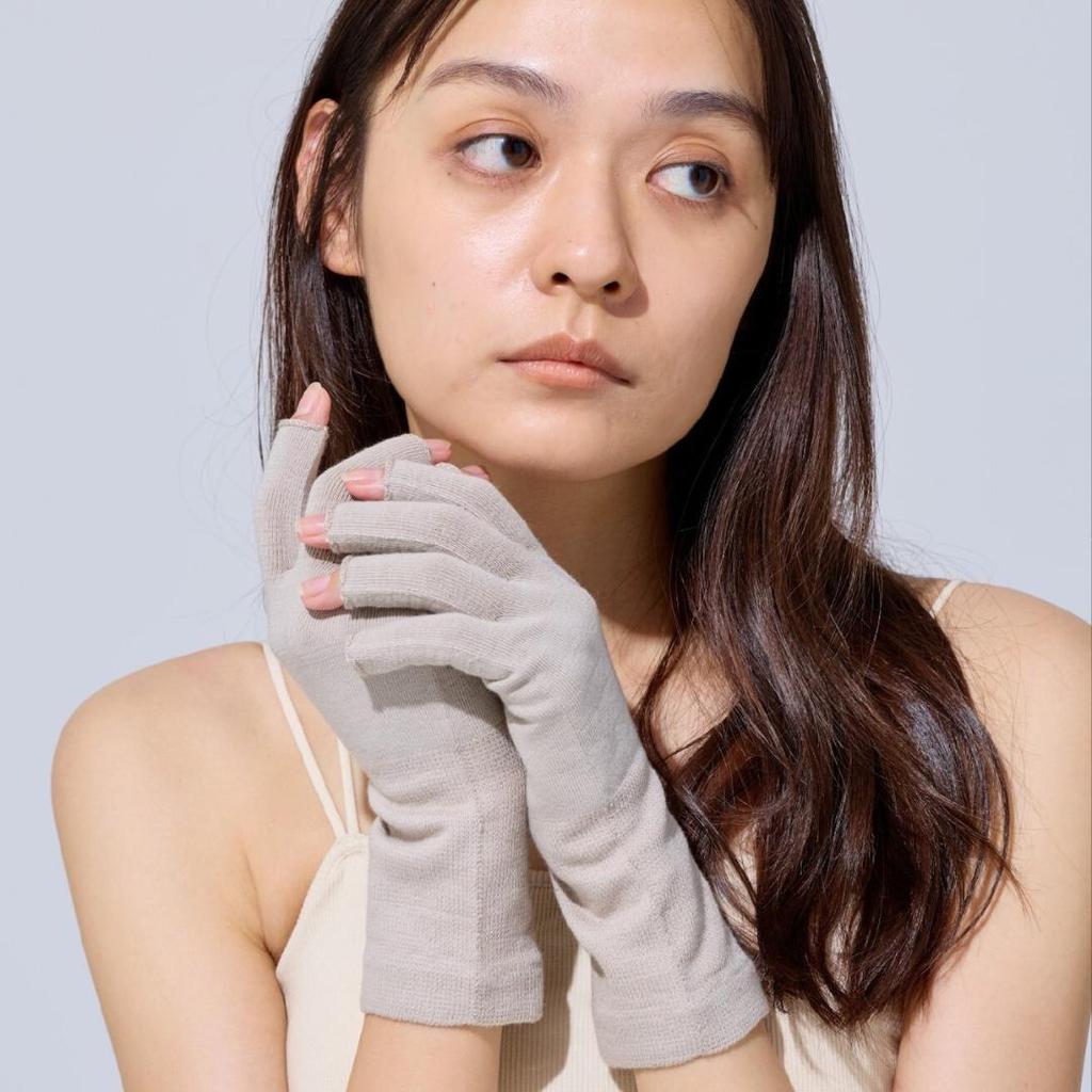 Used peu a beaute good night gloves beige