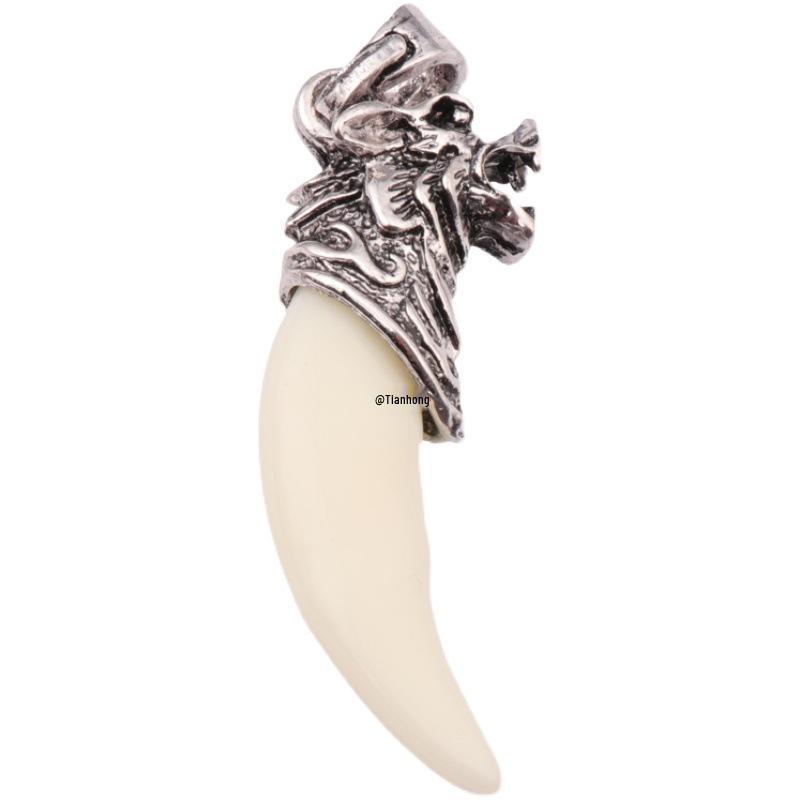 Collier Dent de Loup pour Homme: Pendentif Dominateur Dent de Chien Noir sur Chaîne Rétro en Acier Titane - Accessoire Tendance pour 2025.