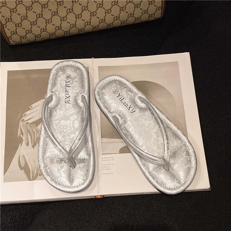 Neue chinesische Damen-Zehensandalen mit flachem Boden und Stickerei für den Sommer, neue Nischen-High-End-Zehen-Strand-Cool-Slipper